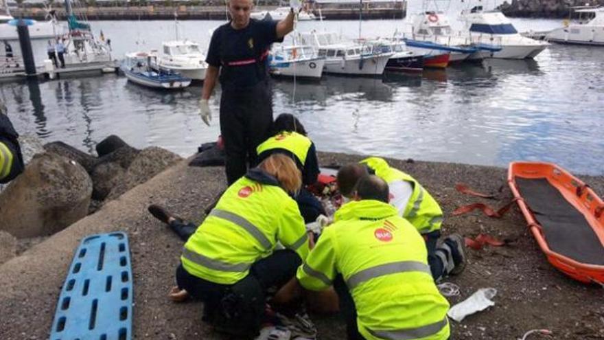 Un hombre cae a los tetrápodos de la Avenida Marítima