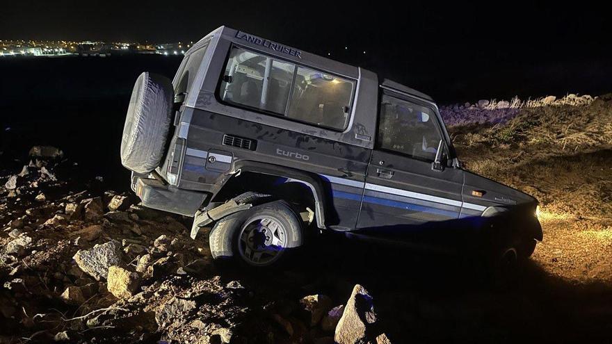 El vehículo robado en Arguineguín, después de caer por un pequeño talud en Tufia la madrugada del lunes.