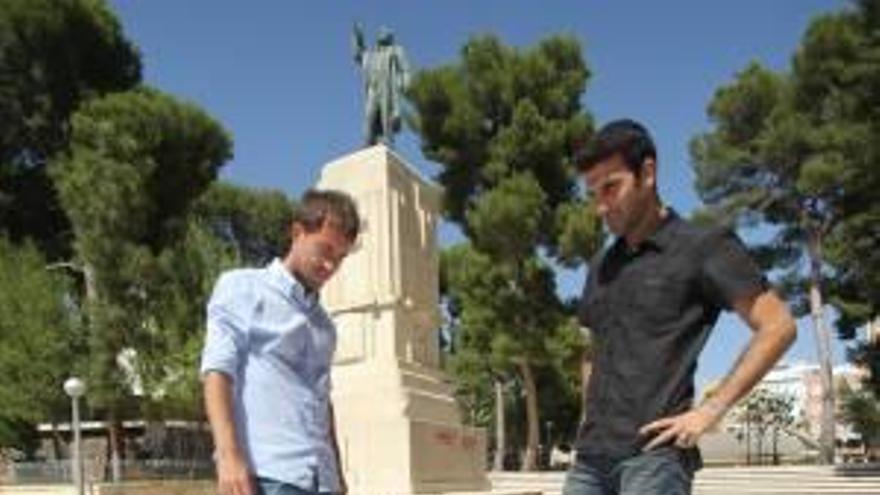 Los dos jóvenes arquitectos posan con su maqueta a los pies de la estatua de Castelar.
