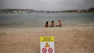 Continúa cerrada al baño la Platja d'en Xinxó por vertidos fecales