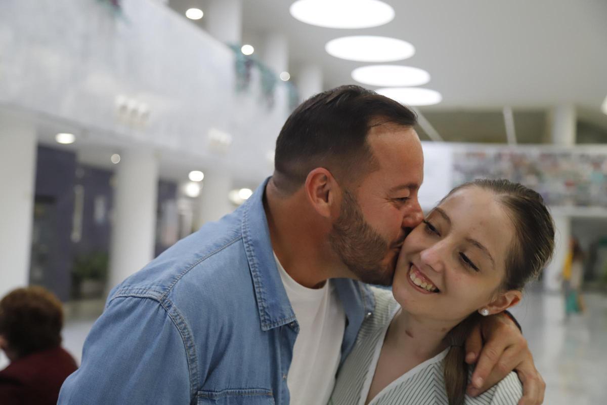 Manuela recibe un beso de su padre, Antonio González, antes de recibir el alta del hospital Reina Sofía.