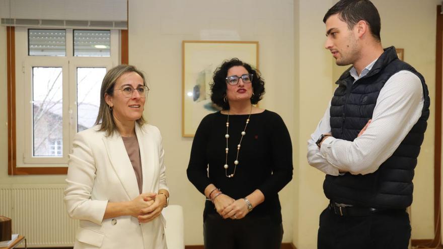 La conselleira se reunió con la alcaldesa de Teo, Lucía Calvo, y representantes de los empresarios.