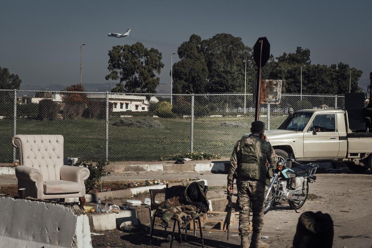Archivo - Vista de una aeronave que despega de una base rusa a 20 kilómetros de Latakia, Siria
