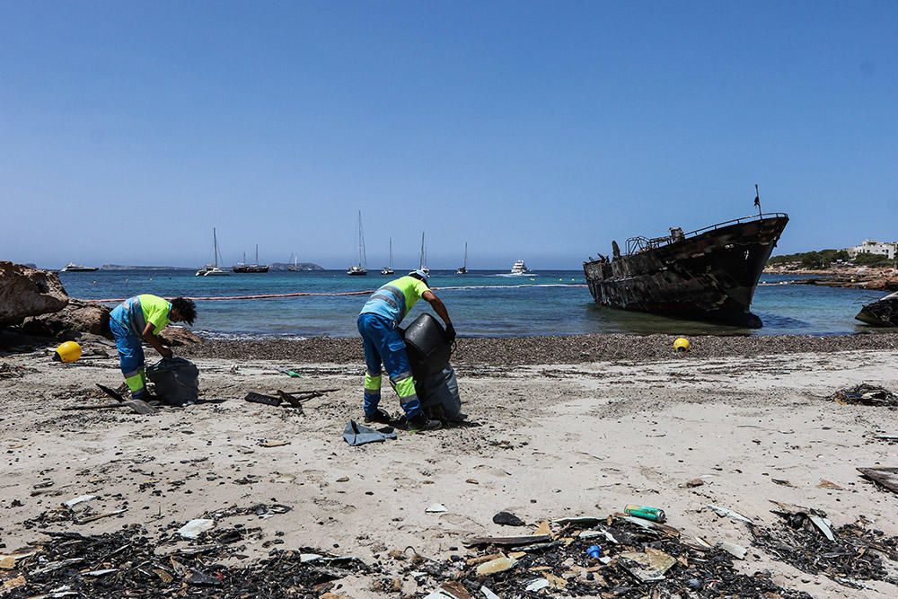 Limpieza de los restos de los barcos quemados.