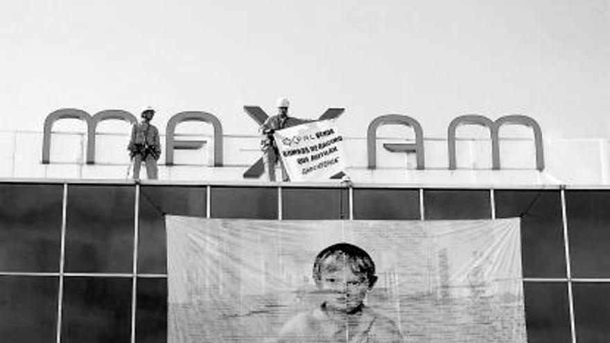 ACTIVISTAS DE GREENPEACE tomaron ayer la sede de Expal en Madrid, donde desplegaron una pancarta gigante, para que deje de fabricar bombas de racimo.