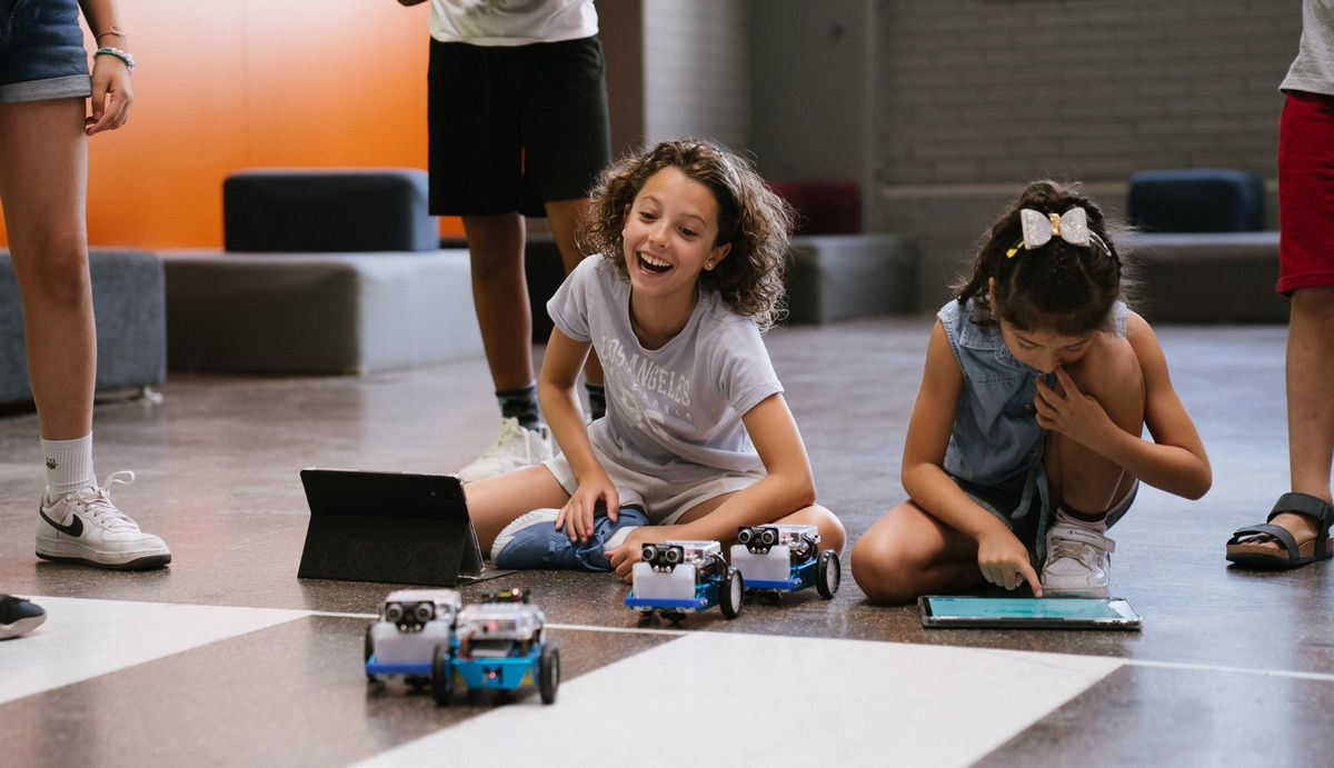 Los pequeños y pequeñas aseguran que se lo pasan bien mientras aprenden sobre tecnología.