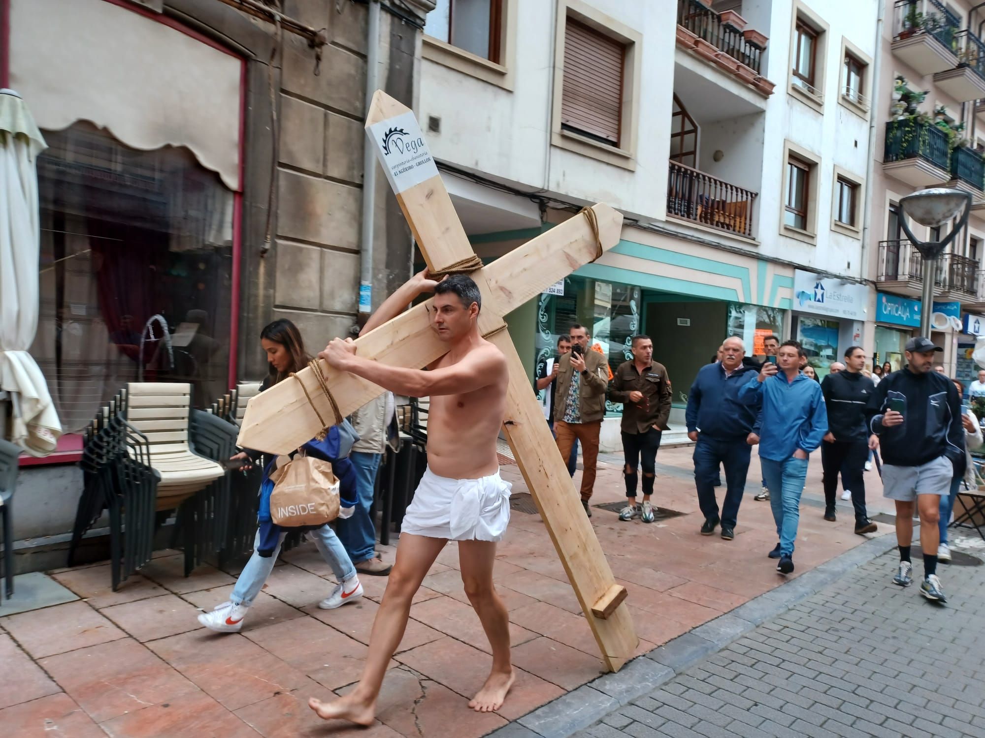 El hostelero "crucificado" de Grado: el "vía crucis" del dueño del Trastevere, en imágenes