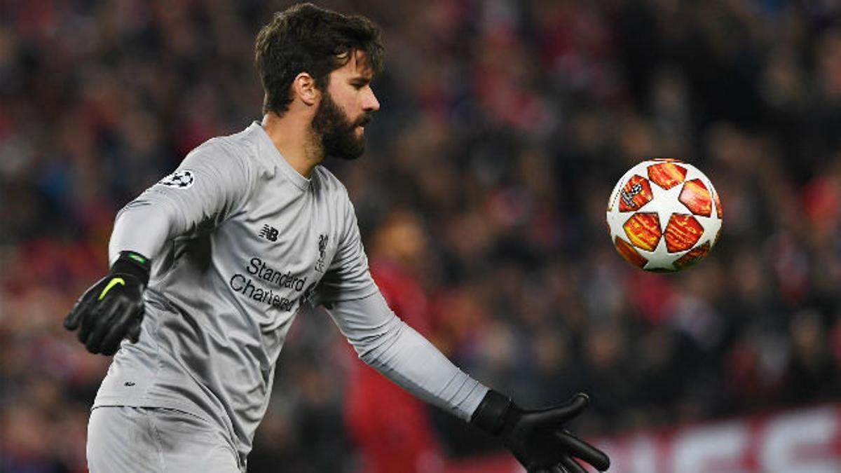 Alisson Becker jugando con el Liverpool