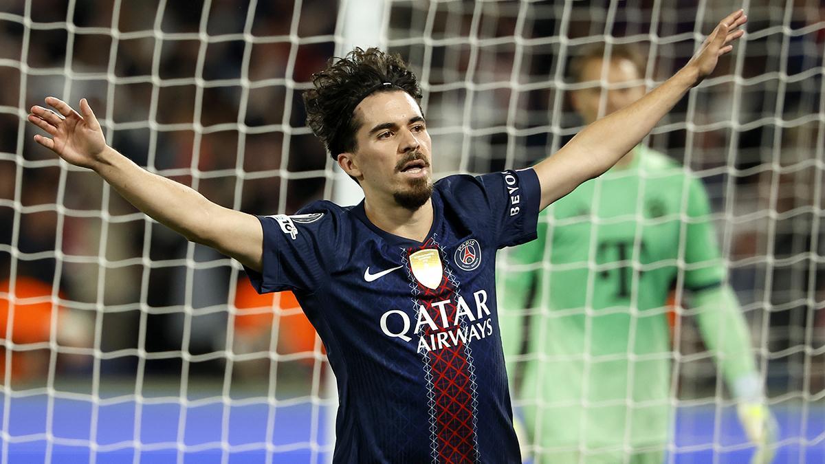 Vitinha del PSG celebra el gol del PSG durante el partido de semifinal de la UEFA Champions League