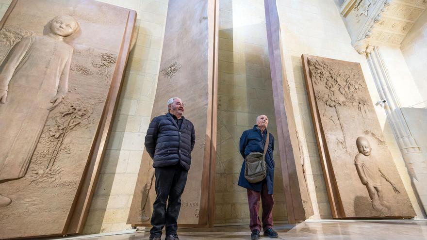 El artista Antonio López, a la derecha durante la presentación de las nuevas puertas de la Catedral de Burgos.