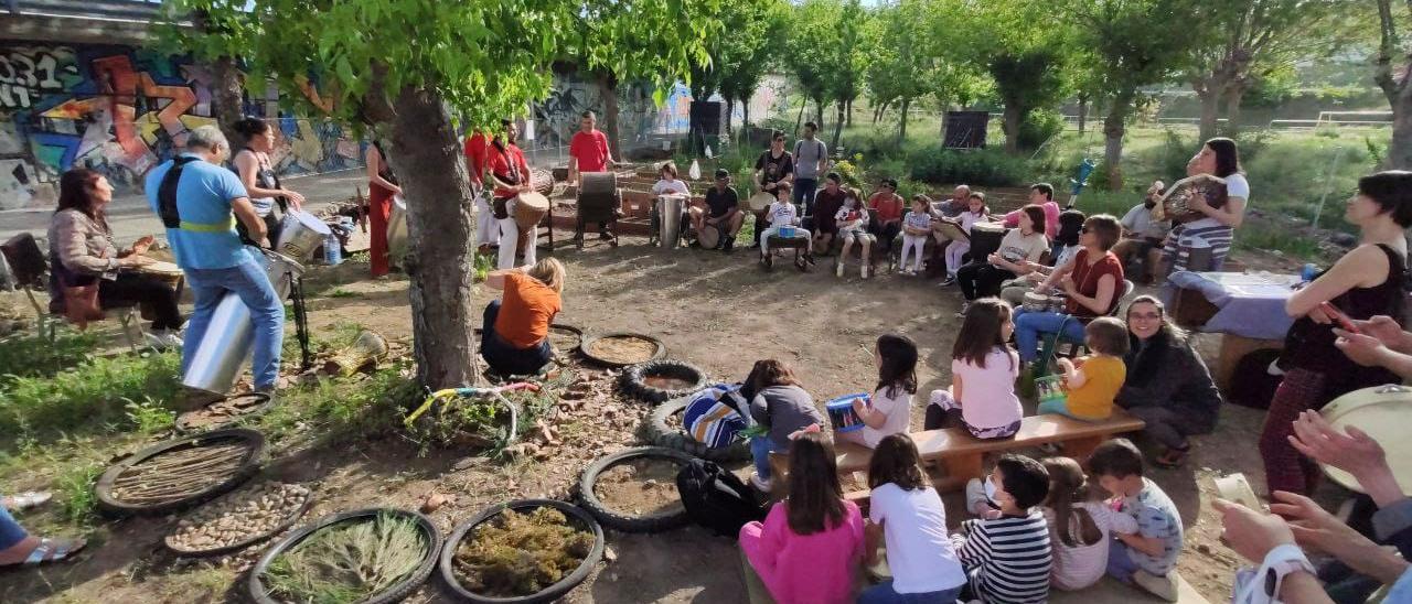 Padres y niños en las actividades realizadas en el huerto comunitario de San José Obrero