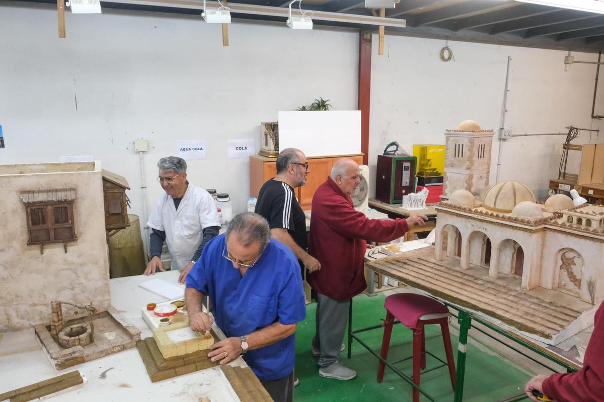 Los artesanos, el pasado mes de noviembre en el taller haciendo los preparativos para el belén de Elche