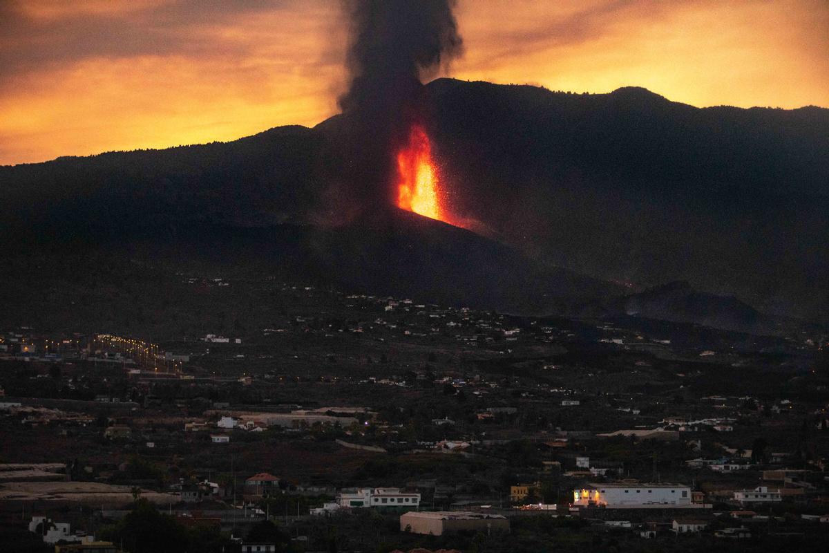 Erupción volcánica en La Palma | La lava se acerca lentamente al mar