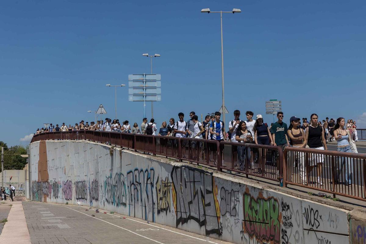 Control al alcohol en la Santa Faz 0,0 de Alicante con 12.000 jóvenes en la playa de San Juan