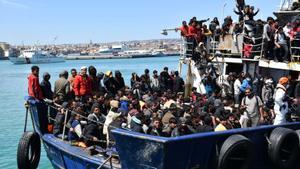 600 migrantes desembarcan en el puerto siciliano de Catania.