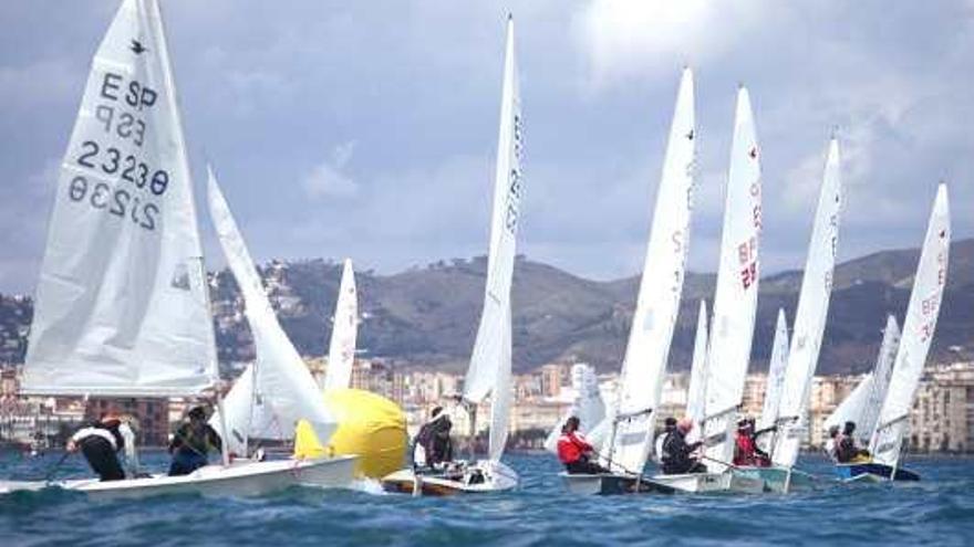 Más de 60 embarcaciones volvieron a convertir ayer la Bahía de Málaga en excepcional campo de regatas.