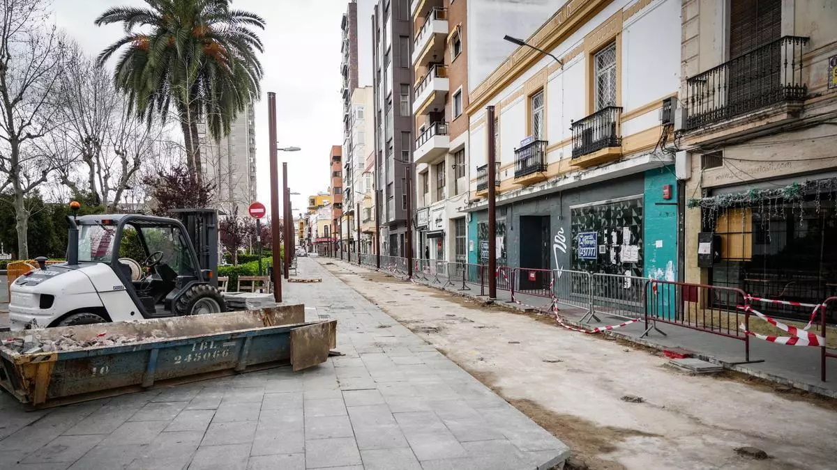 Comerciantes del paseo de San Francisco de Badajoz se quejan de las pérdidas por las obras: "Muchos clientes ya ni vienen"