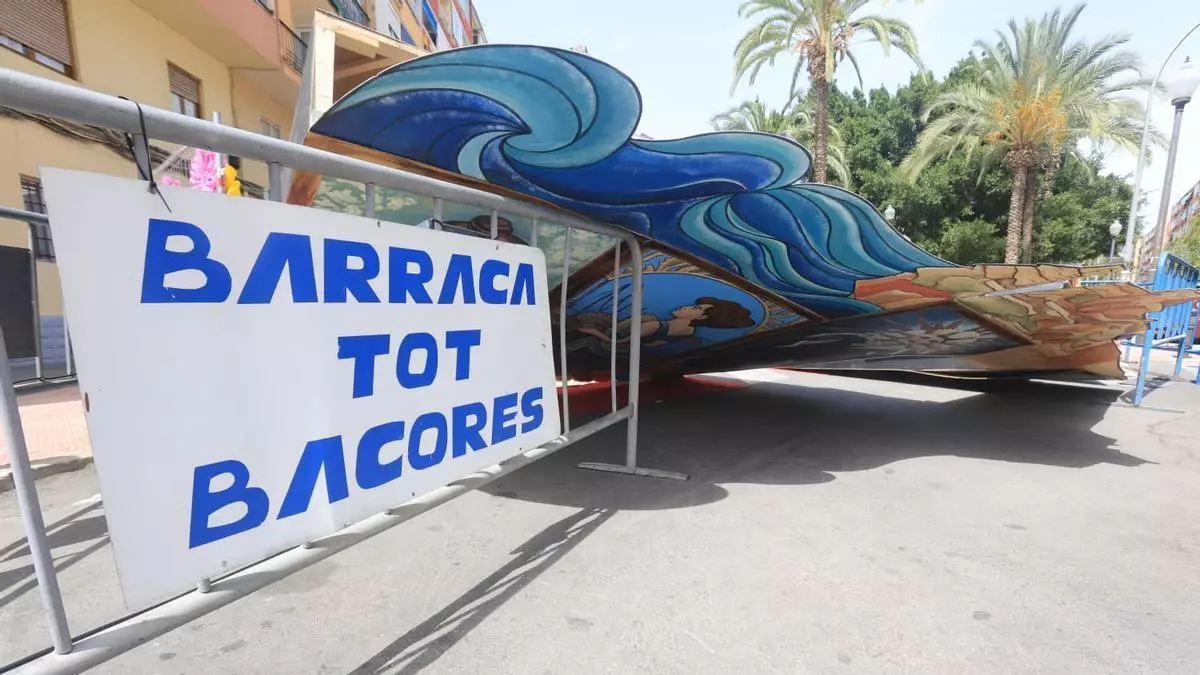El viento tumba la portalada de la barraca Tot Bacores antes del paso del jurado