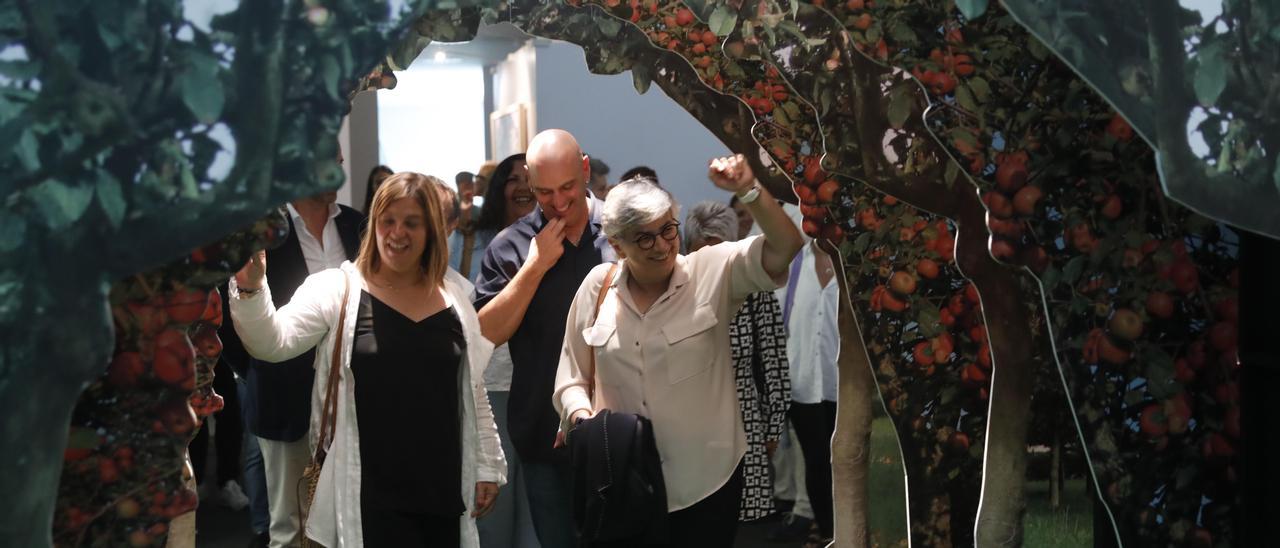 Gimena Llamedo y Ana González, con Monchu García detrás, el pasado verano visitando la Feria de Muestras de Gijón.