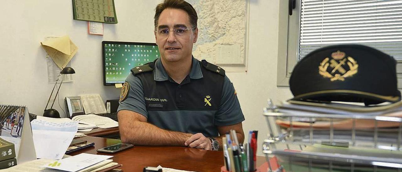 El teniente Lago posa en su despacho de la Comandancia de la Guardia Civil de Pontevedra. // Gustavo Santos