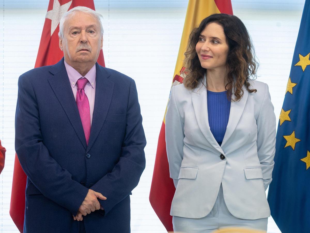 La presidenta de la Comunidad de Madrid, Isabel Díaz Ayuso, junto al presidente de la Cámara de Cuentas, Joaquín Leguina.