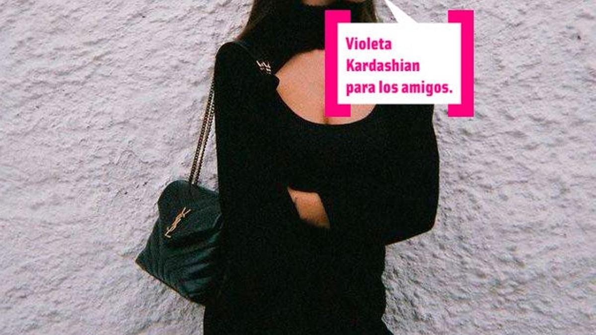 Violeta Mangriñán con un 'total black look' posando a lo 'Kardashian'.