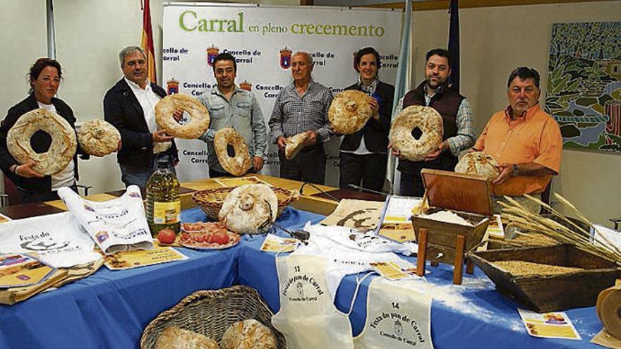 La concejal de Trabajo, el alcalde y panaderos, ayer, en la presentación.