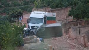 Tres muertos al arrollar un camión a una furgoneta en Valencia