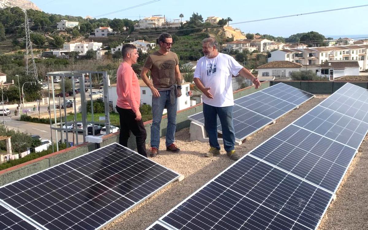 Paneles solares en el Centro Cultural de Altea la Vella.