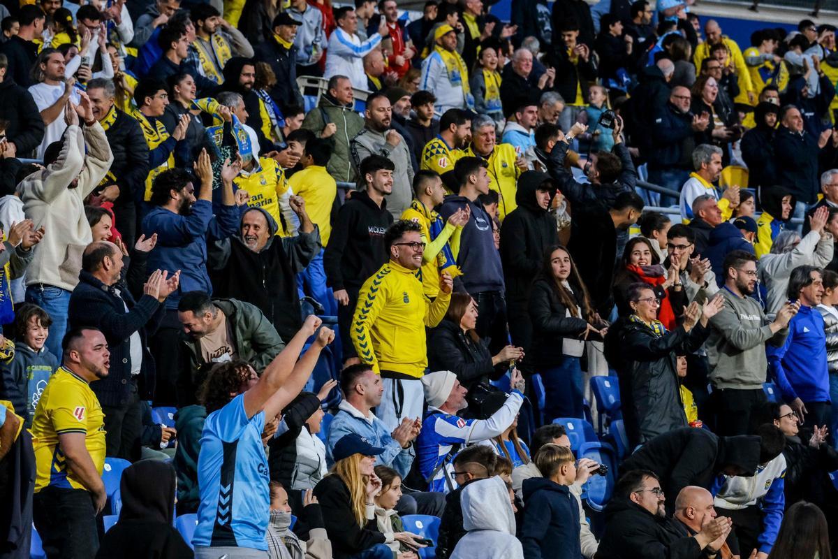 Aficionados de la UD Las Palmas celebran el gol ante el Deportivo de La Coruña.