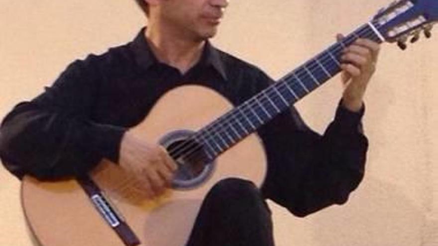 Juan Luis Nicolau toca la guitarra