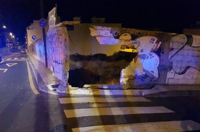 Huyen de la Policía y empotran el coche contra el muro de un solar en Santa Cruz de Tenerife