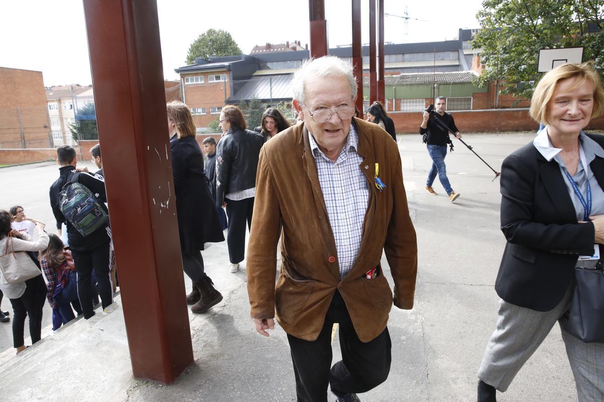 EN IMÁGENES: Así fue la visita de Adam Michnik al instituto de Roces en Gijón EN IMÁGENES: Así fue la visita de Adam Michnik al instituto de Roces en Gijón