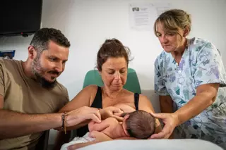 Un pareja primeriza recibe los consejos de las matronas sobre la lactancia