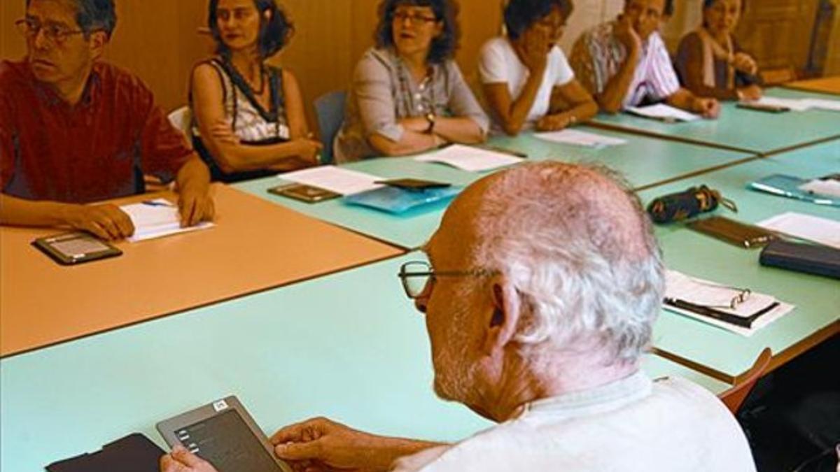 Participantes del club de lectura electrónica de la Biblioteca Francesca Bonnemaison.