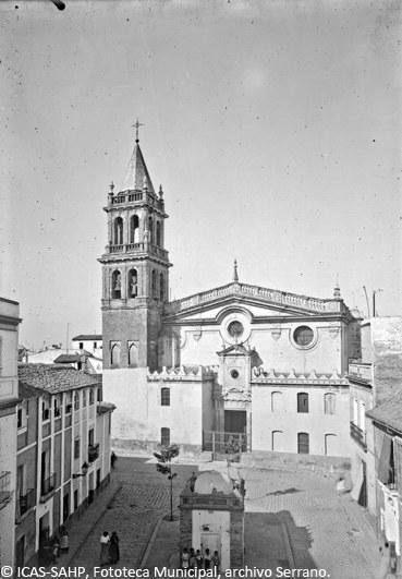 Iglesia de Santa Ana en la plaza de la Sacra Familia con una fuente pública en el centro (1900)