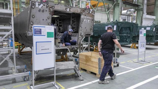 Operarios trabajando en una fábrica.