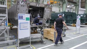 Archivo - Operarios trabajando en una fábrica