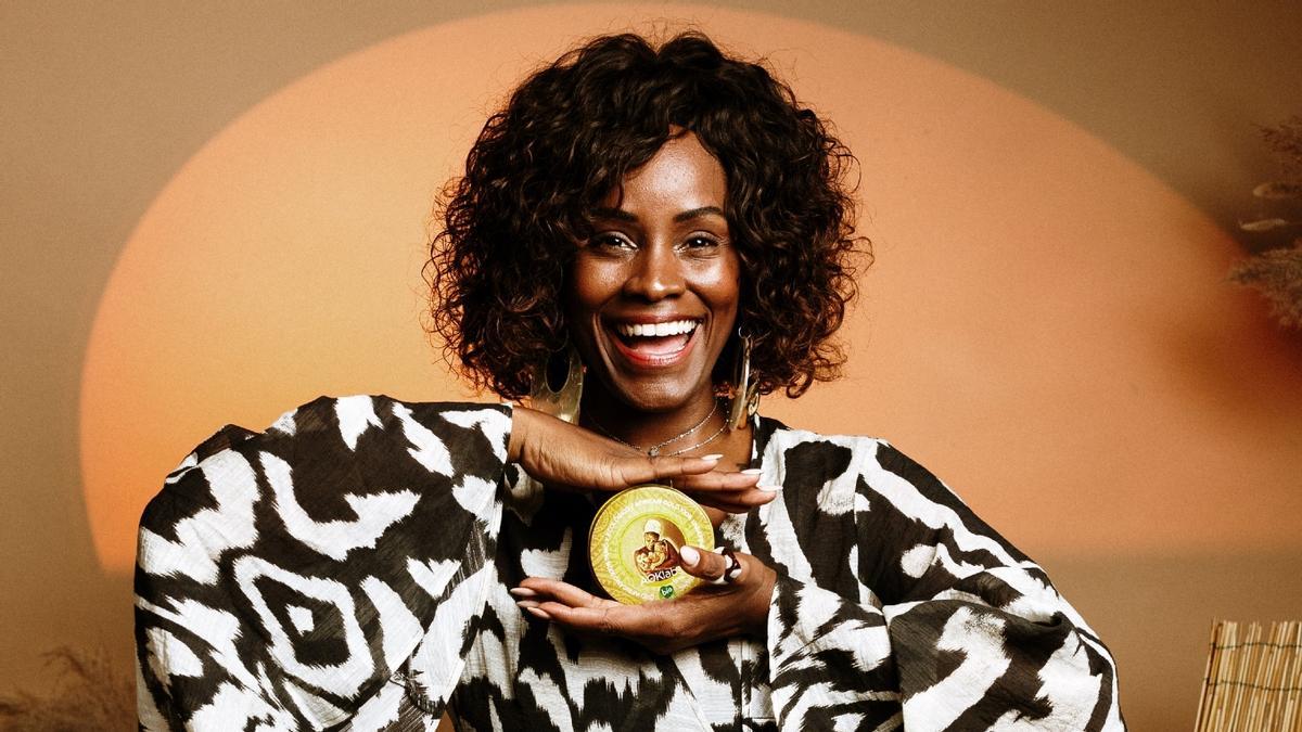 Katia Simone, con su famosa lata amarilla de Oro Africano, manteca de karité 100% pura.