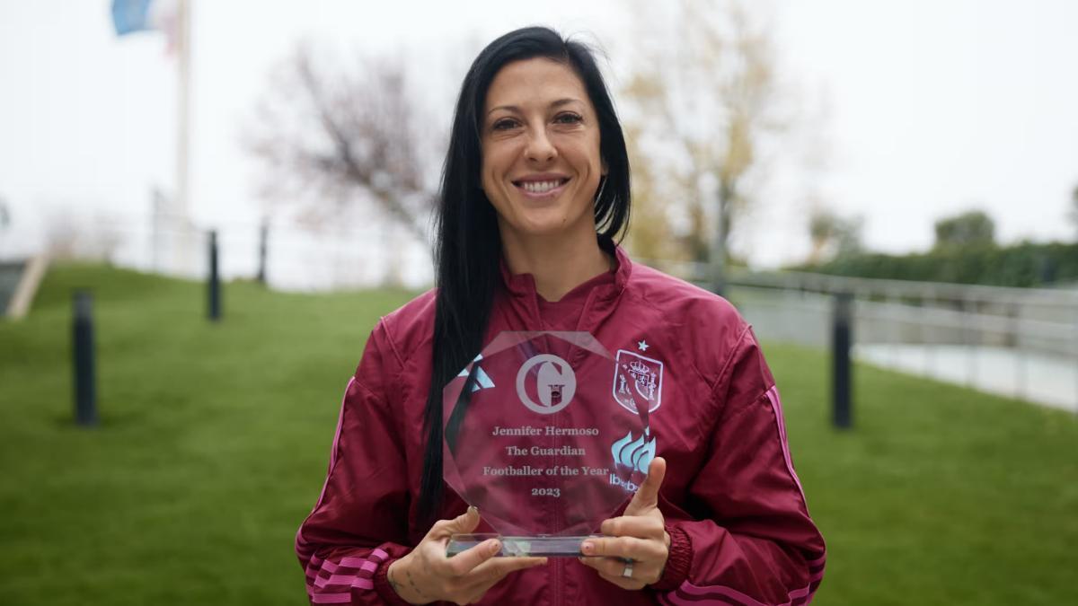 Jenni Hermoso posa con el galardón de 'The Guardian'