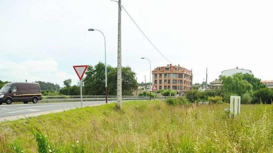 Finca de Dena en la que se construirá una gran plaza pública durante este otoño. // Iñaki Abella