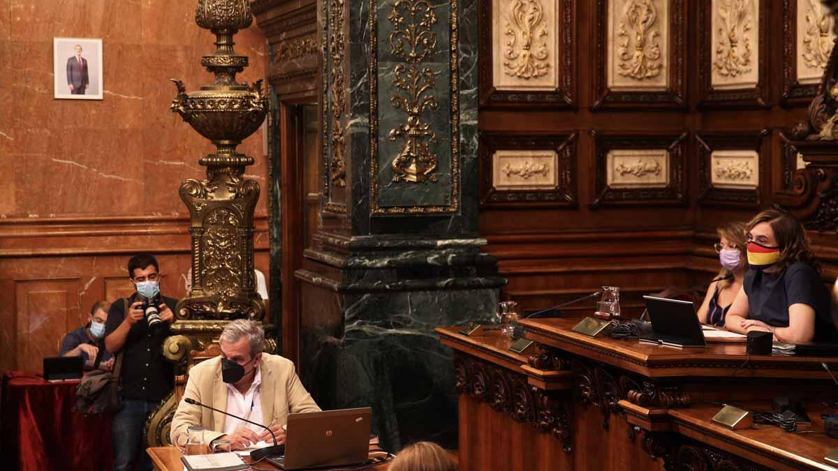 Inicio del pleno del Ajuntament de Barcelona con una foto del rey Felipe VI en la sala.