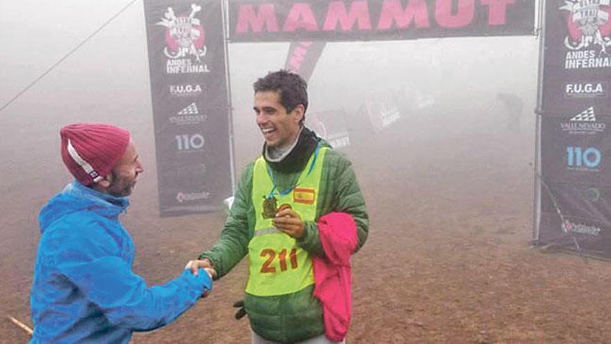 Escanellas recibe y celebra su medalla en la meta situada en Valle Nevado.