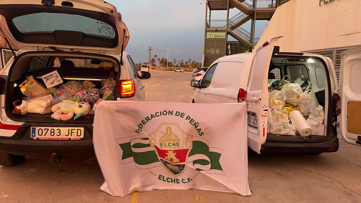 Furgonetas cargadas con productos de higiene y limpieza y juguetes recogidos por la Federación de Peñas
