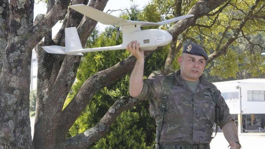 Un militar muestra como se lanza el &quot;Raven&quot; que utiliza la Brilat para vigilar el monte gallego. // S. Álvarez