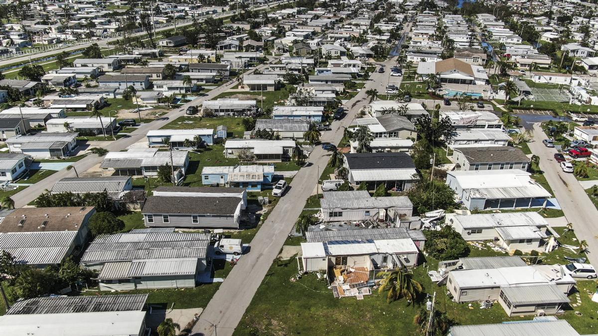 Fort Myers (United States), 29/09/2022.- An aerial photo made with a drone shows damage in the wake of Hurricane Ian in Fort Myers, Florida, USA, 29 September 2022. Hurricane Ian came ashore as a Category 4 hurricane according to the National Hurricane Center and is nearing an exit into the Atlantic Ocean on the East Coast of Florida. (Estados Unidos) EFE/EPA/TANNEN MAURY