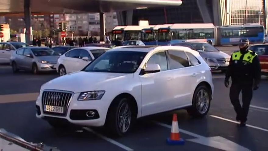 VÍDEO // La Policía multa a los vehículos con matrículas pares que circulan en Madrid