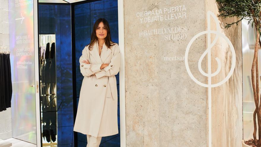 Rachel Valdés presenta su última obra inmersiva en la nueva tienda de Stradivarius en Madrid