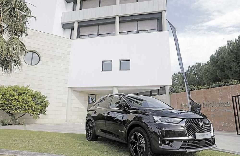 El modelo de coche DS 7 Crossback, aparcado en la entrada de Diario de Mallorca.