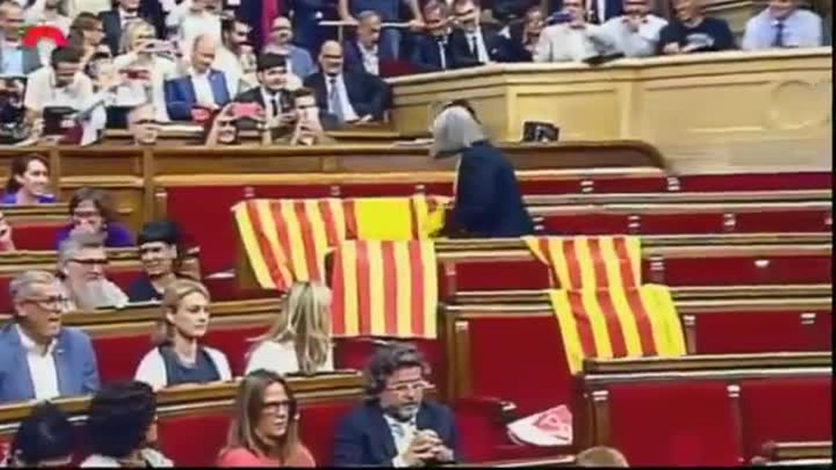 La diputada de Catalunya Sí que es Pot Àngels Martínez retira banderas de España